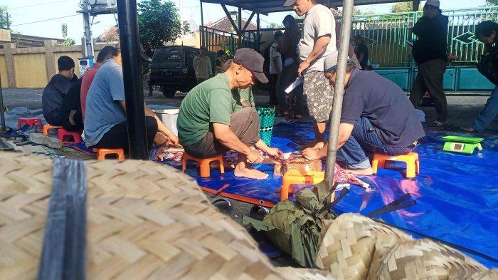 Takmir Masjid Agung Al-Aqsha Klaten Membagikan Daging Kurban Menggunakan Besek dan Daun Jati