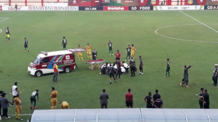 BREAKING NEWS : Bek Persebaya Ini Dilarikan ke Rumah Sakit Setelah Kepalanya Membentur Tanah