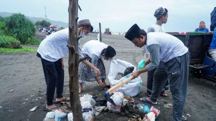 Bupati Bantul dan Para Santri Bersih-bersih Pantai Parangtritis