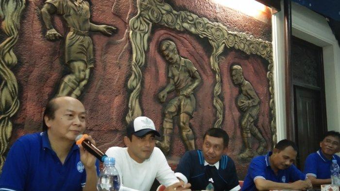 Chief Executive Officer (CEO) PT PSIM Jaya, Bambang Susanto (kiri) saat memperkenalkan Seto Nurdiantoro sebagai pelatih anyar PSIM Yogyakarta.