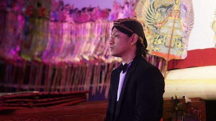 Riky 'Bumi Gede' (32) seorang dalang muda dalam Acara Pentas Seni Budaya Kelurahan Giwangan.