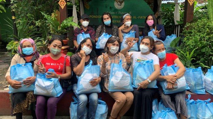 Dana Kemanusiaan Kompas Bagikan 102 Paket Sembako kepada Waria di Yogyakarta