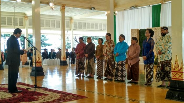 REALTIME NEWS: Sultan Lantik 8 Anggota Parampara Praja