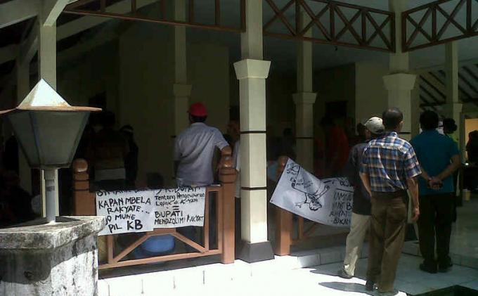 Pedagang Pasar Baledono Gelar Aksi Demo