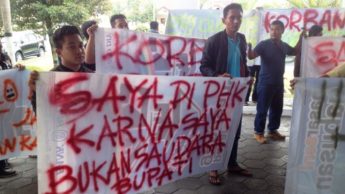 Kena PHK, Puluhan Pegawai Harian Lepas Bantul Geruduk Kantor DPRD Bantul