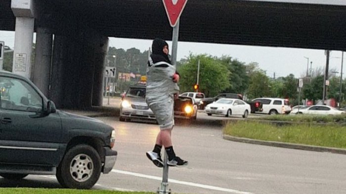 Kalah Taruhan, Seorang Pria Diikat Selotip di Marka Jalan