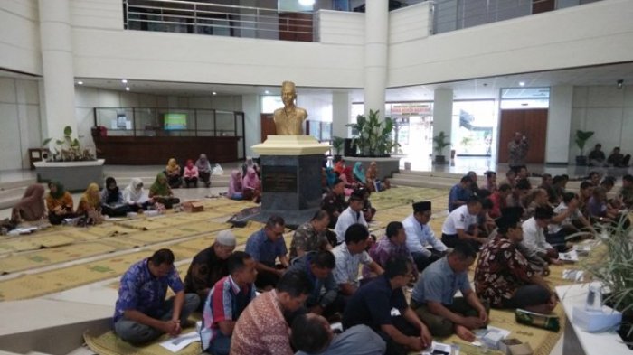 Ratusan Eks Pegawai Tetap Yayasan UPN Berharap Jokowi Bisa Berikan Solusi Atas Nasib Mereka