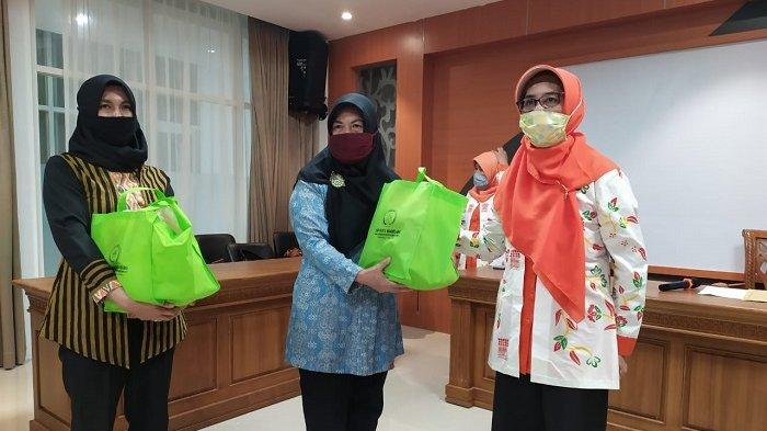 DWP Kota Magelang Bagikan 125 Paket Bantuan untuk Warga Terdampak Covid-19