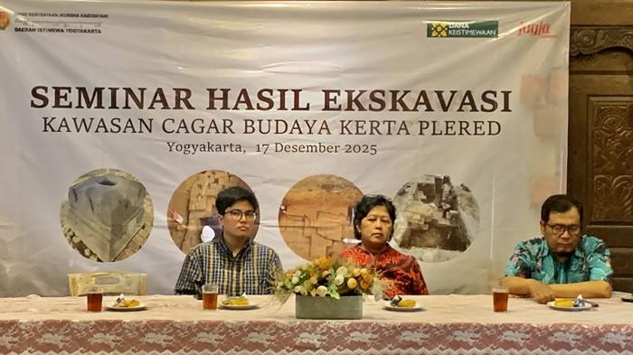 EKSKAVASI - Pemaparan hasil ekskavasi Kawasan Cagar Budaya Kerta Plered dalam Seminar Hasil Ekskavasi di Yogyakarta, Rabu (17/12/2025). Ekskavasi tahun 2025 di Sektor Kedaton I mengungkap beragam struktur bangunan yang memperkuat indikasi kawasan tersebut sebagai inti bekas pusat kekuasaan Mataram Islam pada abad ke-17.