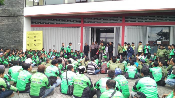 BREAKING NEWS: Ratusan Driver Go-Jek Berunjuk Rasa Menuntut Tarif Lama