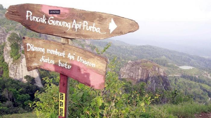 Pemandangan dari puncak Gunung Api Purba Nglanggeran, Gunungkidul 
