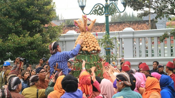 PNS Pemda DIY Rayah Gunungan Lanang di Kepatihan