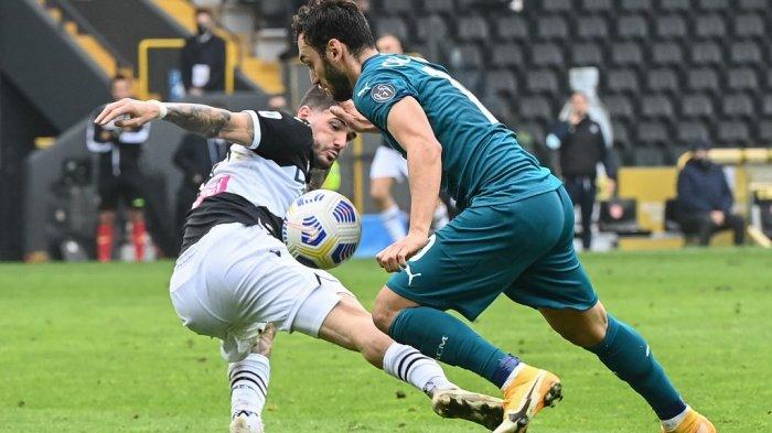 AC MILAN: Sikap Manchester United tentang Transfer Hakan Calhanoglu