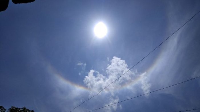 Fenomena Alam 'Halo Matahari' Tampak di Langit Bantul Siang Ini