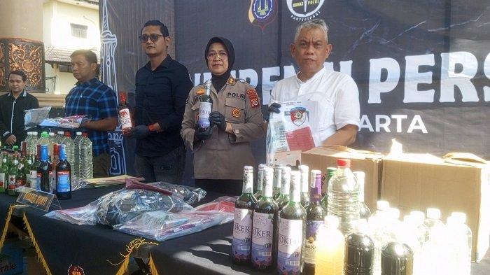 HASIL OPERASI: Kasubbid Penmas Bidhumas Polda DIY, AKBP Verena Sri Wahyuningsih dan Kasubdit IV Ditreskrimum Polda DIY AKBP Tri Wiratmo menunjukkan barang bukti miras dan barang bukti lainnya dalam operasi pekat progo 2026 di Mapolda DIY, Kamis (12/3/2026).