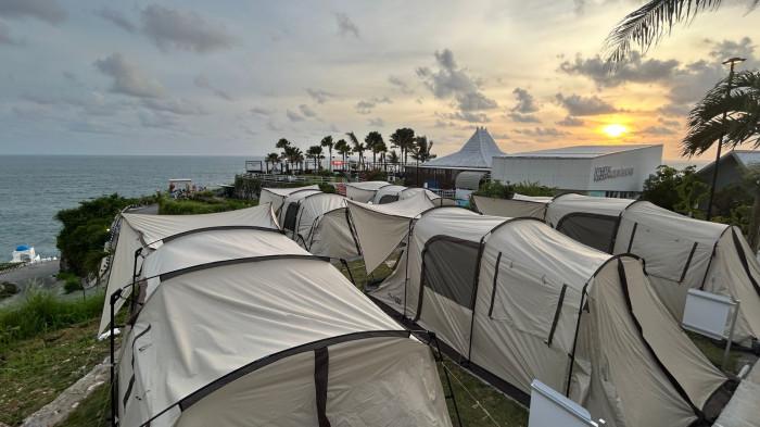 NGECAMP - Tempat wisata HeHa Ocean View di Gunungkidul, DIY  kembali menghadirkan inovasi wisata dengan meluncurkan HeHa Ocean Camp. Ocean Camp camp adalah fasilitas penginapan berkonsep camping modern.
