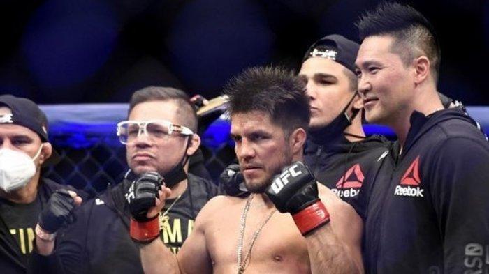 Henry Cejudo Pertahankan Sabuk Juara Kelas Bantam Setelah Tumbangkan Dominick Cruz di Rone Kedua