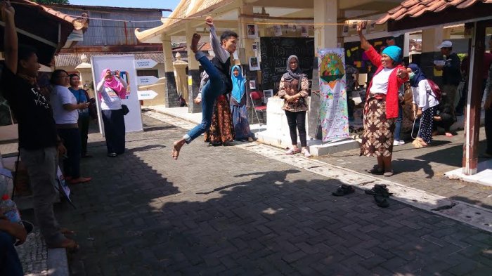 Hompimpa Ajak Pengunjung ICD 2017 Lompat-lompat Pakai Tali