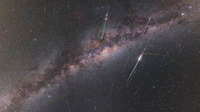 Butiran debu kosmik melintasi langit malam pada awal Mei 2023. Tersapu saat planet Bumi melewati aliran puing-puing yang ditinggalkan oleh Komet Halley secara berkala, hujan meteor tahunan yang dikenal sebagai Eta Aquarids.