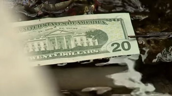 'Hujan Uang' Hingga Bertebaran Jatuh di Selokan Bikin Warga Larut Dalam Pesta Rebutan