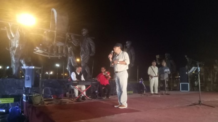 Aksi Teatrikal Malam Renungan Penghormatan Para Pahlawan Ri di Alun-Alun Utara Yogyakarta