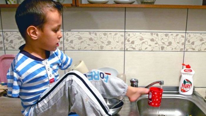 VIDEO: Tanpa Kedua Lengan, Bocah Ini Bisa Mandiri Bahkan Berenang di Kolam Renang Olimpiade