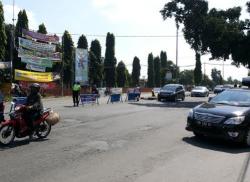 Warga Bongkar Barikade Bikin Arus Lalu Lintas Semrawut