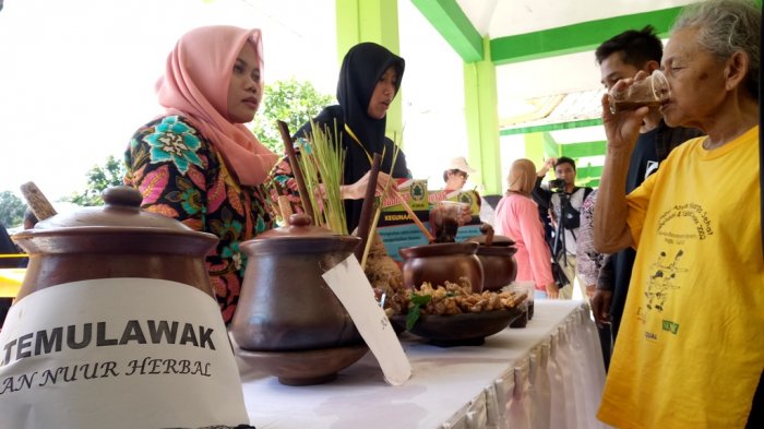 Kenalkan Kembali Produk Lokal, Festival Minum Jamu Gratiskan Warga Minum Jamu