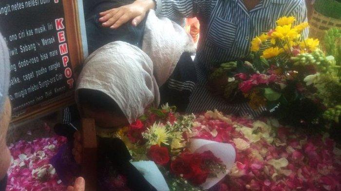 Jelang Peringatan 40 Hari, Yan Velia Ziarah ke Makam Didi Kempot di Ngawi, Nangis Sambil Peluk Nisan