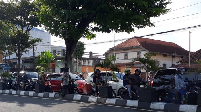 Jelang Sore, Lalu Lintas di Persimpangan Pingit Mulai Padat