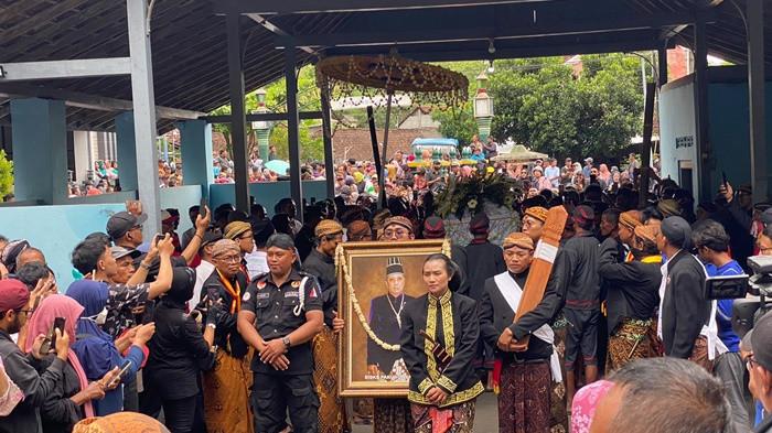 Jenazah PB XIII Tiba di Makam Raja-Raja Imogiri, Disalatkan Lalu Akan Dibawa Menuju Area Pemakaman