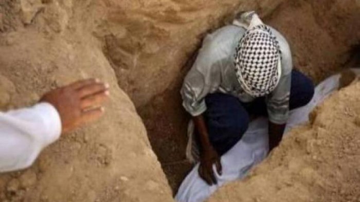 Kisah Pemuda Menangis Kebingungan Melihat Jenazah Ayahnya Menghitam Seperti Babi