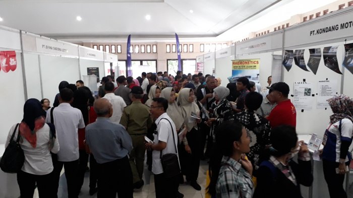 Para pencari kerja di sebuah Jobfair Klaten, 2017.