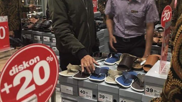 Lagi-lagi Bikin Heboh, Jokowi Beli Sandal Lokal Warna Biru Seharga Rp 119.000