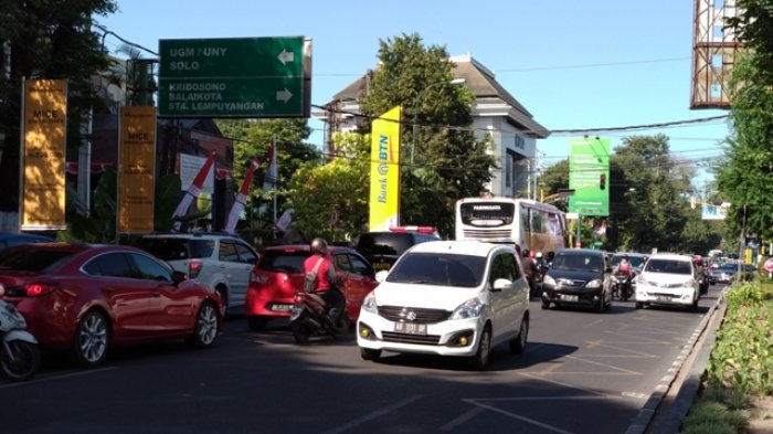 Kamis Sore, Lalu Lintas Simpang Gramedia Sudirman Ramai Lancar