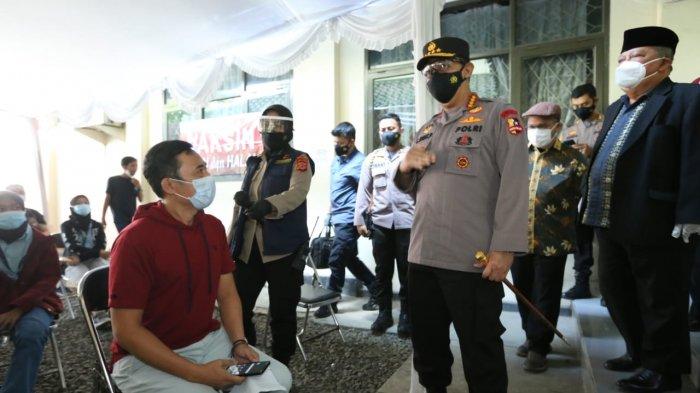 Tinjau Vaksinasi Massal, Kapolri Minta Semua Elemen Masyarakat Berkolaborasi Percepat Vaksinasi