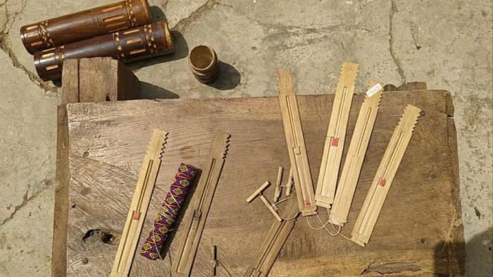 Proses pembuatan alat musik karinding.