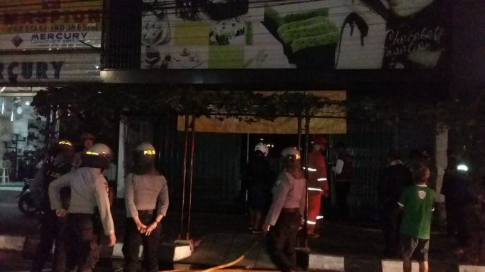 Diduga Akibat Hubungan Arus Pendek Listrik, Satu Toko Roti di Kota Yogya Terbakar