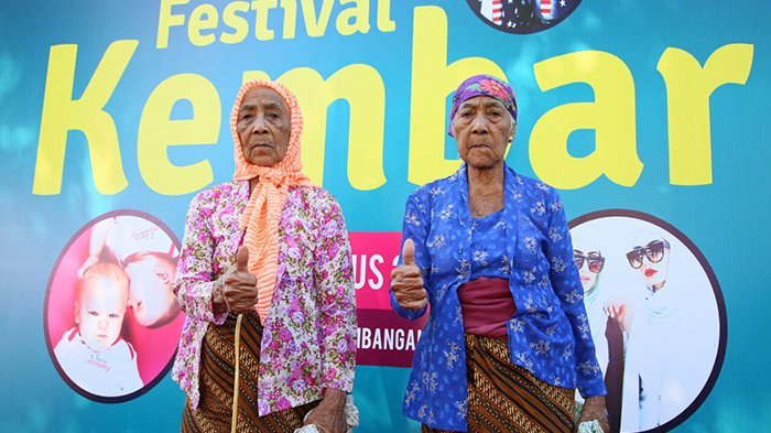 Saling Lirik Tersipu-sipu, Begini Jadinya Jika Ratusan Orang Kembar Kumpul Bareng