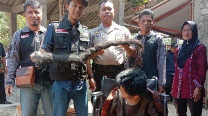 KISAH Relawan ACT Gunting Rambut Wanita yang 27 Tahun Tak Pernah Potong Hingga Jadi Sarang Tikus