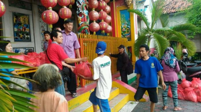 Klenteng Gondomanan Bagikan 2000 Paket Sembako pada Masyarakat Sekitar