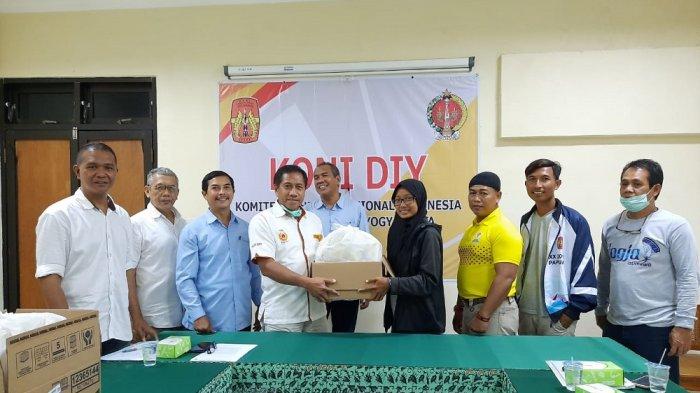 KONI DIY Distribusikan Suplemen bagi Atlet dan Pelatih Puslatda PON XX
