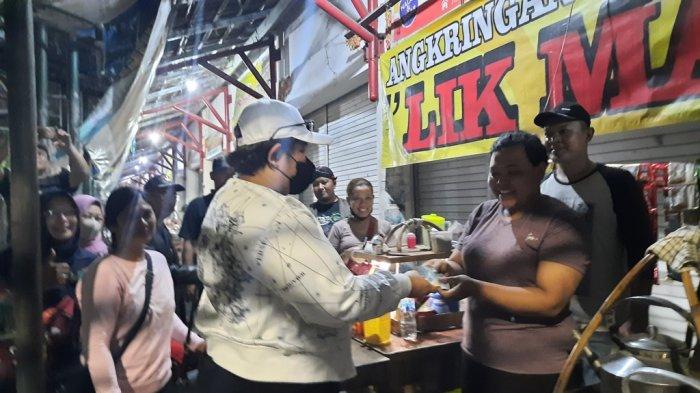 Yuni Astuti Borong Dagangan Penjual Angkringan Kopi Jos di Yogyakarta