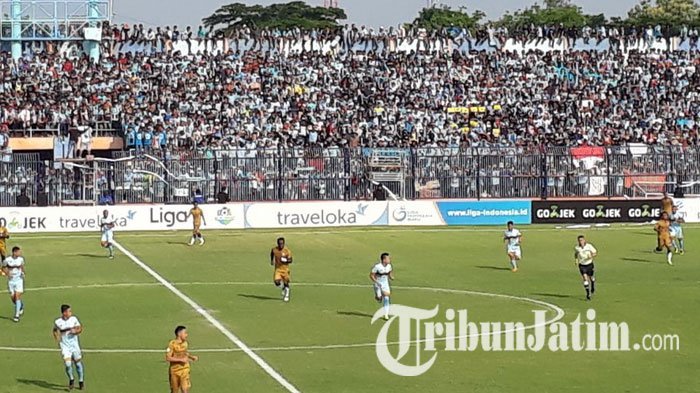 3 Aksi Suporter Beri Penghormatan bagi Choirul Huda di Laga Persela Vs Persib