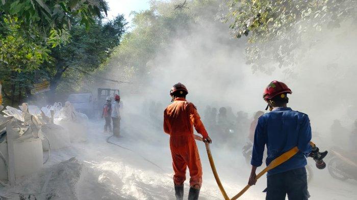 BERSIHKAN MATERIAL: Personel BPBD Bantul bersama sejumlah pihak sedang melakukan pembersihan material gypsum yang tumpah dikarenakan laka tunggal di tikungan Jalan Jogja-Wonosari, Kalurahan Srimartani, Kapanewon Piyungan, Minggu (24/5/2026).