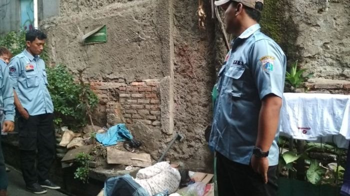 Dibuang Anak, Lansia Terbaring Sakit Tak Berdaya di Atas Saluran Got