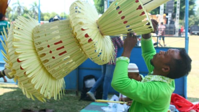 Lomba Rangkai Penjor di FKY 2015