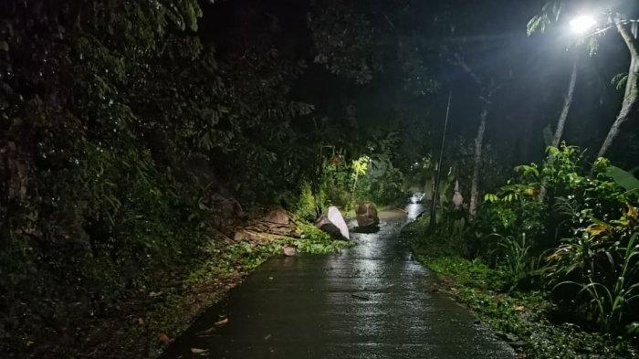 Kondisi Jalan di wilayah Jaligampeng Prambanan yang sempat tertimpa longsoran tanah