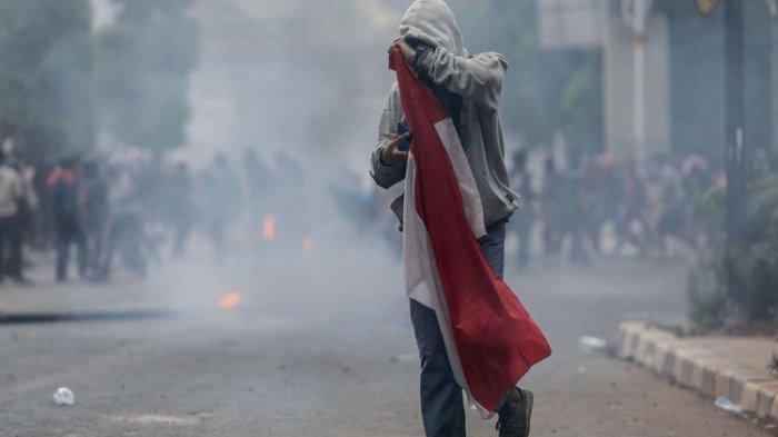 Terlibat Kerusuhan, Pemuda Berseragam Pelajar yang Fotonya Viral Ini Ditangkap Polisi
