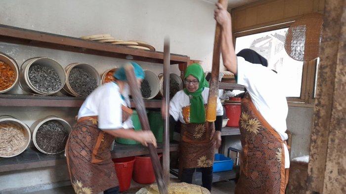 Proses pembuatan berbagai macam jamu di dapur Jamu Ginggang, tepat di Jalan Masjid Nomor 32 Kauman, Kelurahan Gunungketur, Kemantren Pakualaman, Kota Yogyakarta, Senin (26/9/2022).
